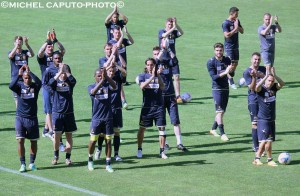 giocatori Lecce applauso in allenamento