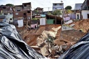 Foto Ansa, voragine favela