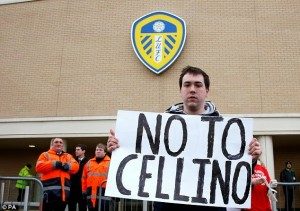 I fan del Leeds contro Cellino