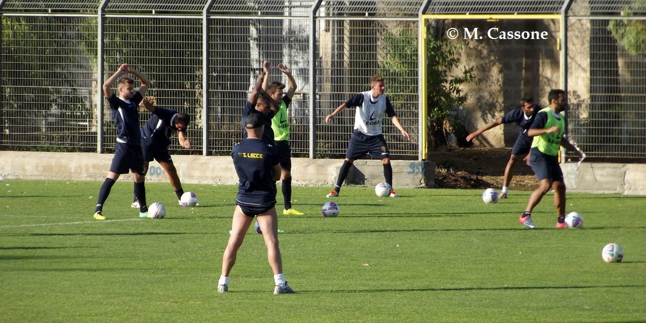 Lecce, primi esercizi col pallone