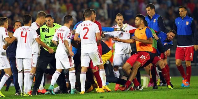 Serbia-Albania da brividi: sospesa nel caos. Uefa apre inchiesta