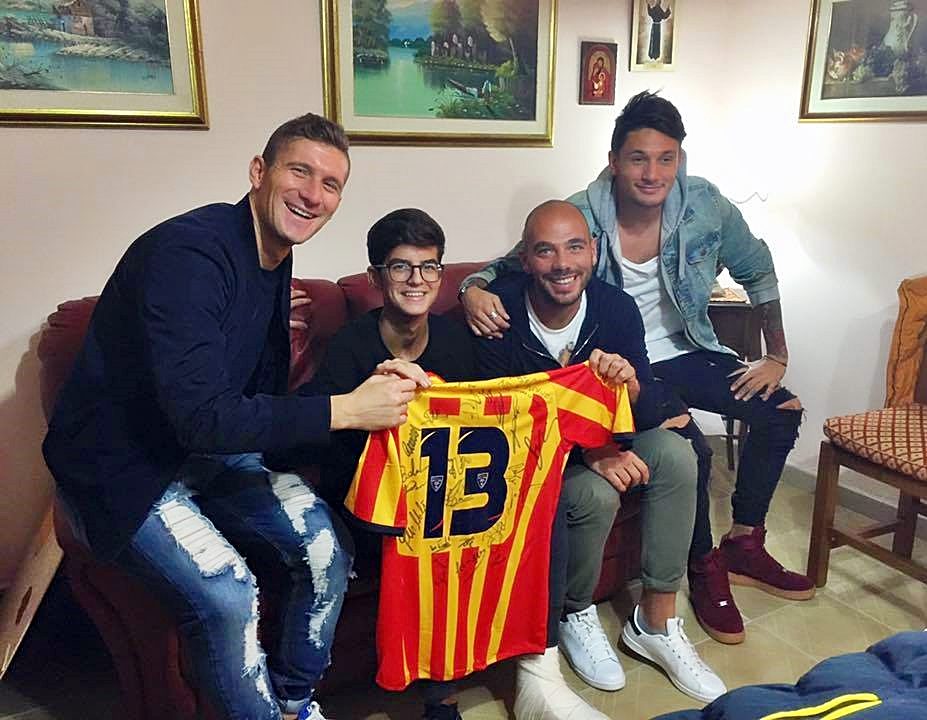 Una maglia del Lecce per ritrovare il sorriso