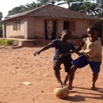 bambini giocano a pallone Futura Madagascar