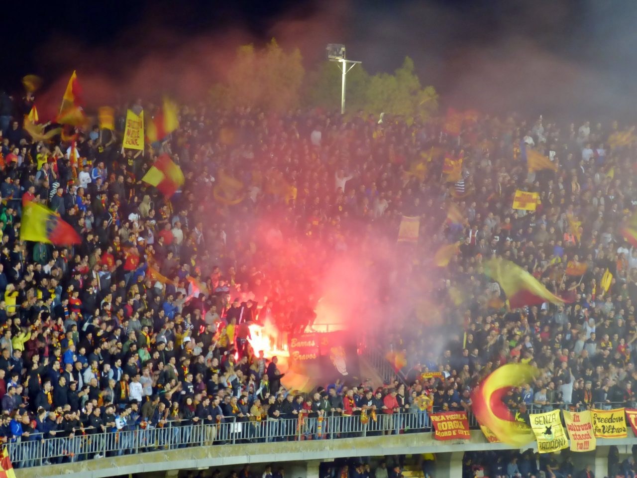 Petardi e fumogeni allo stadio, ennesima multa per l'U.S.Lecce