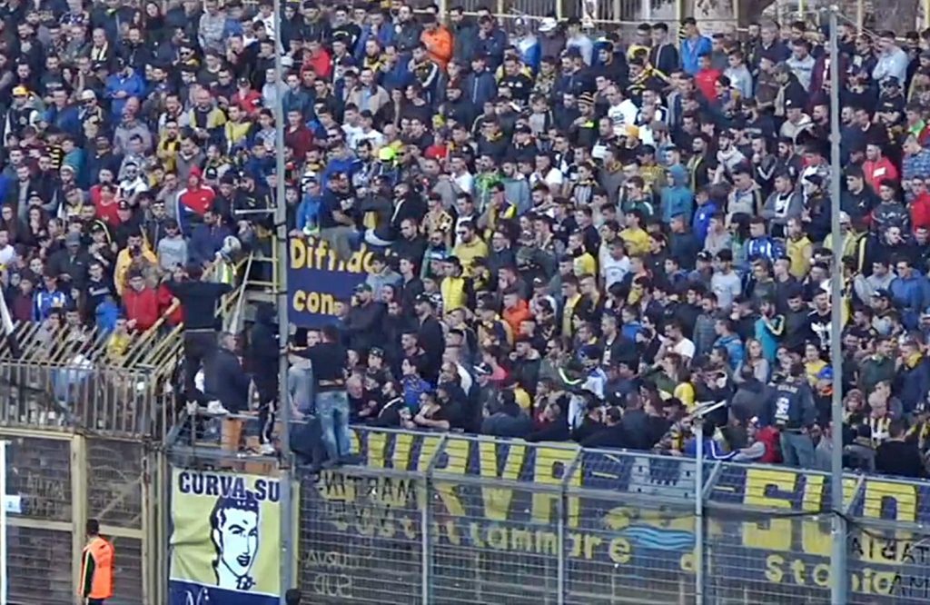 Castellammare di Stabia, lancio di sassi contro l’auto di Liguori