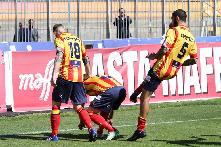 Lecce, 5 minuti di fuoco e super-Perucchini: Taranto battuto 3-0