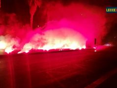 Gli Ultrà Lecce a sostegno della squadra fuori dallo stadio