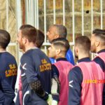 giocatori al Via del Mare osservano Ultrà Lecce