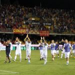 squadra Lecce saluta tifosi a Benevento
