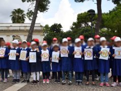 Festa dei nonni, cerimonia di auguri dei bambini nella Villa Comunale
