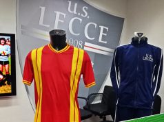 Il Lecce oggi in campo con la maglia celebrativa della promozione del 1976