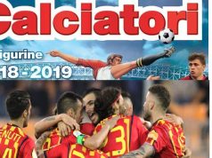 Scambio di figurine e firma degli album Panini con i giocatori del Lecce