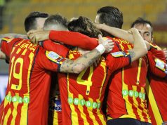 Le nuvole spaventano, poi l’uragano-Lecce s’abbatte sul Cosenza: 3-1 e aggancio in vetta