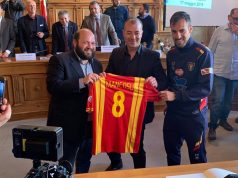 Aiuto alle famiglie bisognose: Sticchi Damiani dona a Moriero e Miccoli la maglia celebrativa