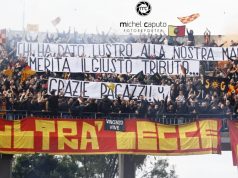 Gli Ultrà Lecce salutano la squadra con cori e striscione