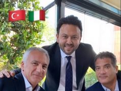 LA FOTO/ I sorrisi di Meluso e dell’agente di Yilmaz