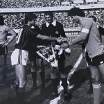 Aldo Nardin, capitano del Lecce, con Rivera capitano del Milan prima dell inizio della partita di Coppa Italia Lecce-Milan