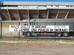 Altro striscione degli Ultrà Lecce: “Onorare la maglia”