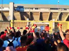 E i tifosi salutano il Lecce davanti al “Via del Mare”