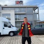 Bjorkengren con sciarpa al collo