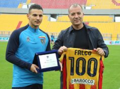 Falco premiato per le 100 presenze con il Lecce