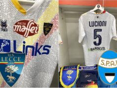 Il Lecce in campo con il nome dei tifosi addosso