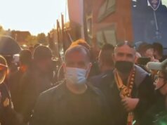 “Siamo sempre con voi”. L’abbraccio dei tifosi al Lecce