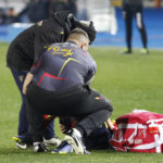 massaggiatore in campo con medico Lecce-Vicenza 2-1