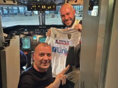 Il pilota del volo tifa Lecce e il presidente gli regala una maglia