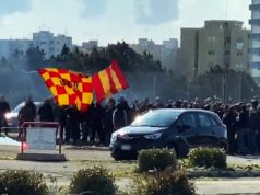Gli Ultrà Lecce incitano la squadra dall’esterno del “Via del Mare”