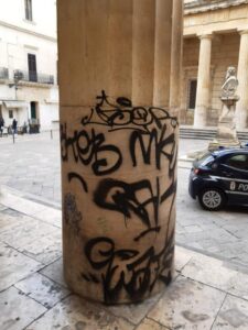 graffiti vandalismo atti vandalici scritte spray