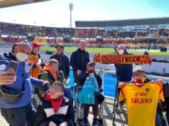 Sticchi Damiani dona maglie del Lecce ai tifosi disabili