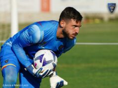 Il Lecce in campo davanti ai suoi tifosi