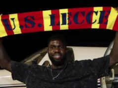 Bagno di folla per l’arrivo di Umtiti che balla con i tifosi e si emoziona fino alle lacrime
