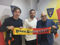 Firma del contratto per Pezzella
