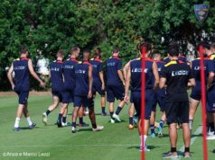 Lecce, Persson in gruppo. A parte Pongracic, Dermaku e Tuia