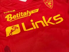 Lecce in campo con la terza maglia total red