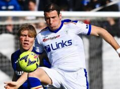 Baschirotto gladiatore gentile. Pallonata a una tifosa: le regala la sua maglia