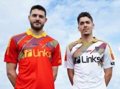 Il Lecce in campo contro il Torino con la maglia storica