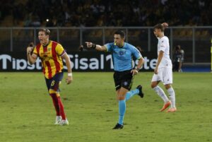 arbitro Massimi concede rigore Lecce-Salernitana 2-0