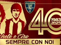 Il Lecce in campo contro il Bologna con la maglia commemorativa per Lorusso e Pezzella