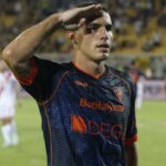 esultanza Krstovic – Lecce-Mantova 2-1 – Coppa Italia – terza maglia blu