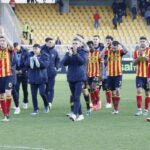 squadra Lecce saluta tifosi vs Monza