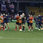 squadra Lecce saluta Curva Nord