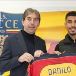 Danilo Veiga con Trinchera maglia 17