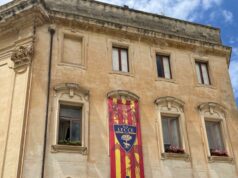 Striscione su Palazzo Carafa e congratulazioni dell’arcivescovo per la salvezza del Lecce