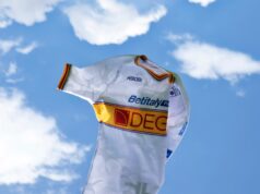 “Illuminata dal Salento”, ecco la seconda maglia del Lecce 2025/’26