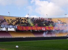L’urlo della Nord per caricare il Lecce Lecce-Cremonese Curva Nord