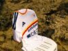 Lecce-adidas, ecco la seconda maglia: bianca con una striscia giallorossa sul petto